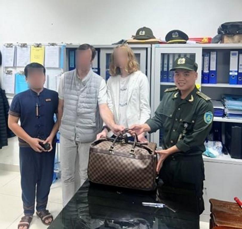 Nhân viên an ninh Cảng hàng không Phù Cát trao trả hành lý chứa nhiều tài sản cho hành khách bỏ quên